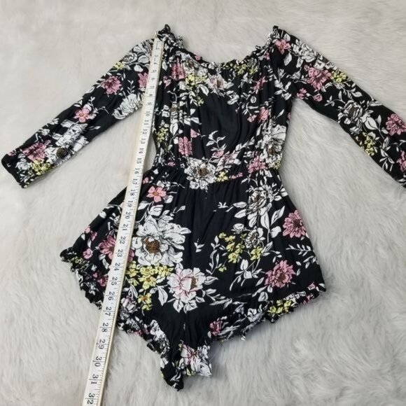 Auguste (Revolve) Gypsy Off-The-Shoulder Long Sleeve Floral Romper 4 - Picture 6 of 11